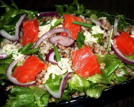 Салат с гречкой и копченой форелью