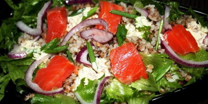 Рецепт салата с гречкой и копченой форелью