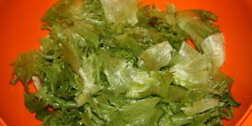 салат с гречкой и копченой форелью