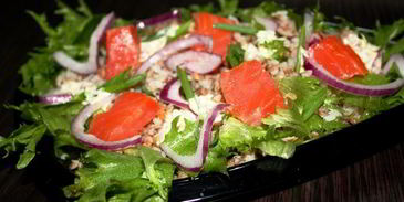 салат с гречкой и копченой форелью