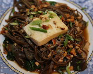 Салат с гречневой лапшой