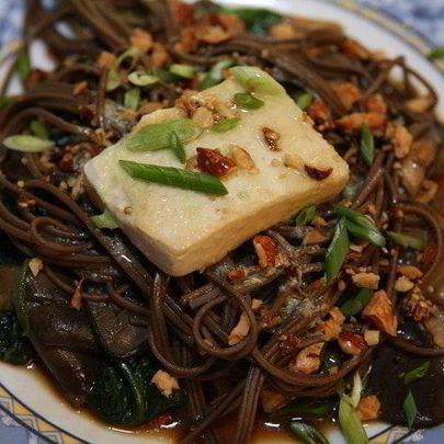 Салат с гречневой лапшой