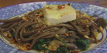 салат с гречневой лапшой