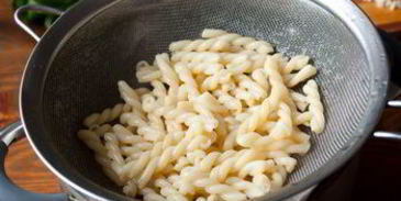 салат с креветками и пастой в греческом стиле