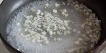 салат с креветками и пастой в греческом стиле