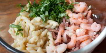 салат с креветками и пастой в греческом стиле