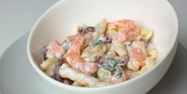 салат с креветками и пастой в греческом стиле