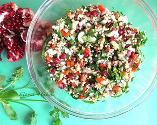 Салат с проростками зеленых зерен гречихи и гранатом