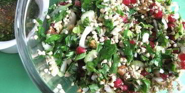 салат с проростками зеленых зерен гречихи и гранатом