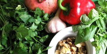 салат с проростками зеленых зерен гречихи и гранатом