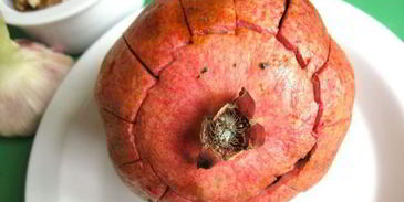 салат с проростками зеленых зерен гречихи и гранатом