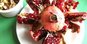 салат с проростками зеленых зерен гречихи и гранатом