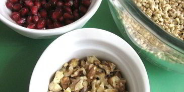 салат с проростками зеленых зерен гречихи и гранатом