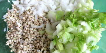 салат с проростками зеленых зерен гречихи и гранатом