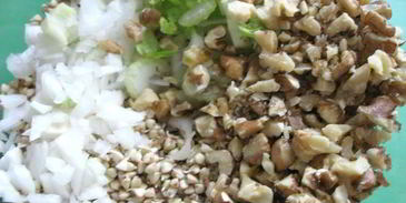 салат с проростками зеленых зерен гречихи и гранатом