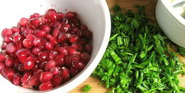 салат с проростками зеленых зерен гречихи и гранатом