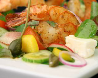 Салат в греческом стиле с соусом ceviche