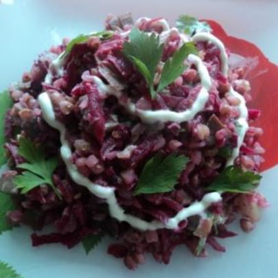 Теплый салат с гречкой, свеклой и грибами