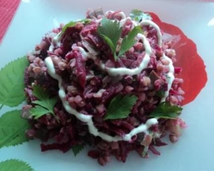 Теплый салат с гречкой, свеклой и грибами