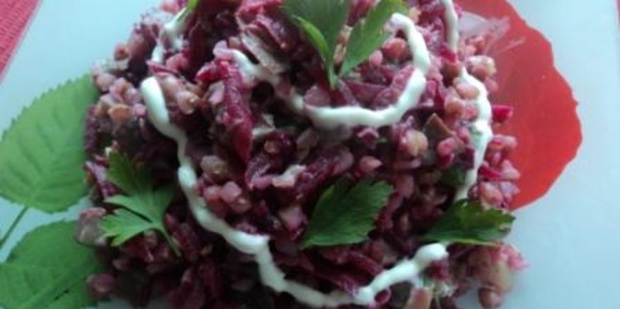 Рецепт теплого салата с гречкой, свеклой и грибами