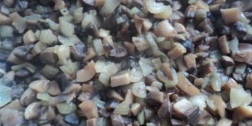 теплый салат с гречкой, свеклой и грибами