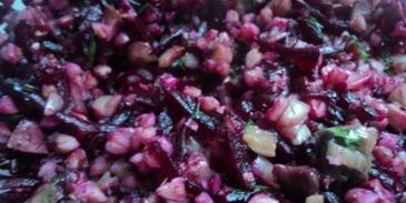 теплый салат с гречкой, свеклой и грибами