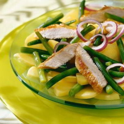 Картофельно-фасолевый салат с кусочками индейки