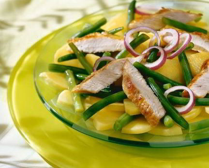 Картофельно-фасолевый салат с кусочками индейки