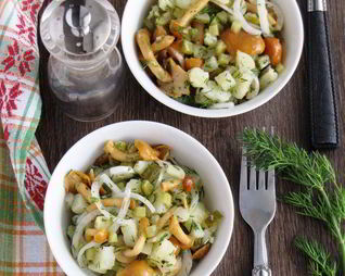 Картофельный салат с грибами и маринованным луком