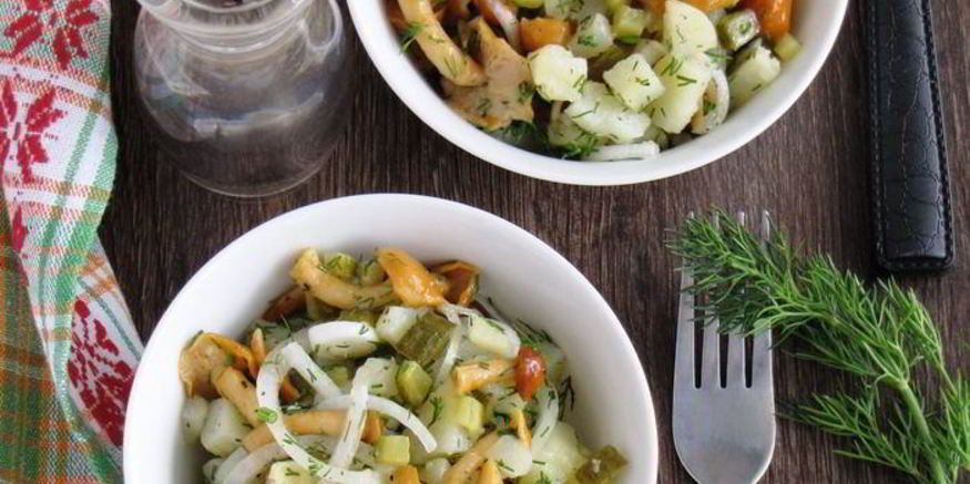 Рецепт картофельного салата с грибами и маринованным луком