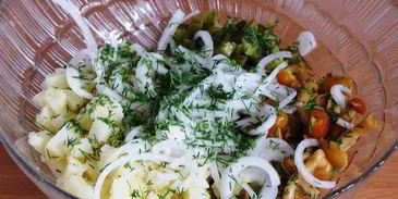 картофельный салат с грибами и маринованным луком