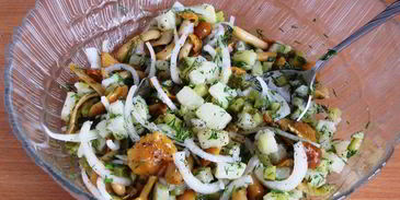 картофельный салат с грибами и маринованным луком