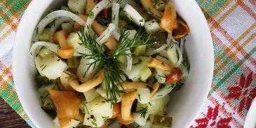 картофельный салат с грибами и маринованным луком