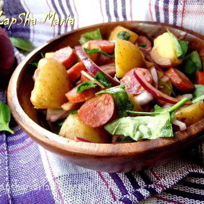 Картофельный салат с колбасками и красным луком