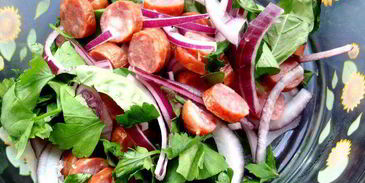 картофельный салат с колбасками и красным луком