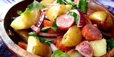 картофельный салат с колбасками и красным луком