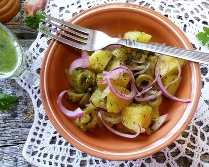 Картофельный салат с красным луком и оливками
