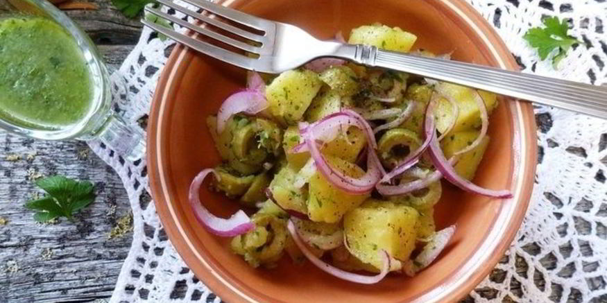 Рецепт картофельного салата с красным луком и оливками