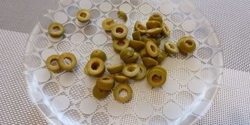 картофельный салат с красным луком и оливками