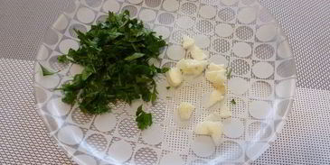 картофельный салат с красным луком и оливками