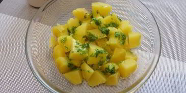 картофельный салат с красным луком и оливками