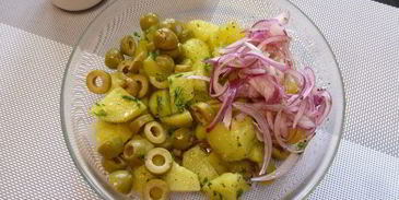 картофельный салат с красным луком и оливками