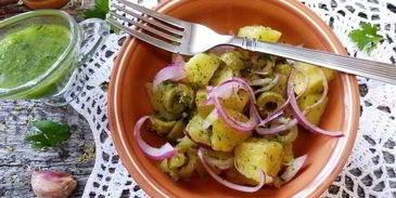 картофельный салат с красным луком и оливками