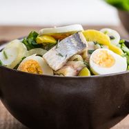 Рецепт Картофельного салата с малосольными огурцами и сельдью