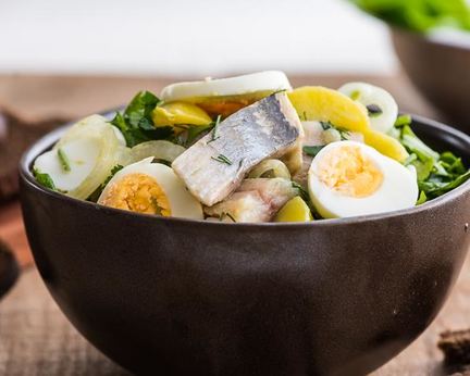 Картофельный салат с малосольными огурцами и сельдью