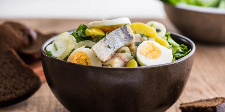 Рецепт картофельного салата с малосольными огурцами и сельдью