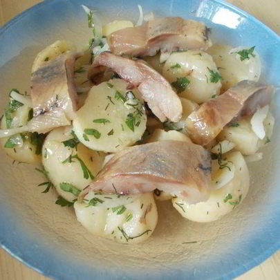 Картофельный салат с сельдью и горчичной заправкой Любят все