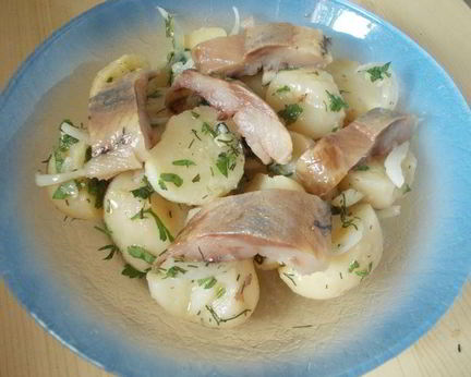 Картофельный салат с сельдью и горчичной заправкой Любят все