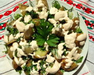 Картофельный салат с заправкой из феты