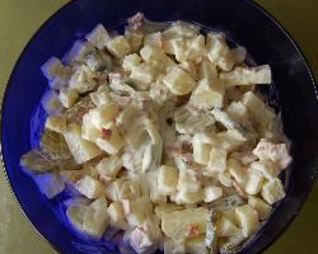 Картофельный салат с жареной колбасой
